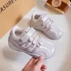 Sapatos Infantis 2026 Outono Novo Modelo Tênis Casuais Versáteis para Meninos Estilo Coreano Confortáveis Tênis de Treino Modernos para Meninas