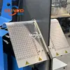 La fábrica de zapatos utiliza cuero genuino, PU y cuero sintético ultradelgado para las partes superiores del calzado, con curvatura y deformación, y utiliza un mecanismo de termo-fijación tipo cuchilla para alargar la caña de la bota.