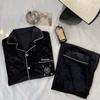 Pijama de pareja de terciopelo dorado de alta calidad con estampado de camelia para mujer, primavera y otoño, negro, manga larga, blanco, traje cárdigan para otoño e invierno