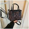 Bolsa popular deste ano feminina outono e inverno 2024 nova moda bolsa de balde portátil textura retrô leopardo bolsa transversal feminina