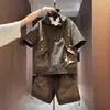 Traje deportivo casual de verano ligero, transpirable, de seda de hielo, secado rápido para hombre, conjunto de dos piezas con capucha y mangas cortas, estilo workwear con patchwork