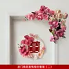 Flores Artificiais São Usadas para Decorar o Canto da Porta do Quarto da Noiva para Decoração de Casamento. Flores Artificiais São Usadas para Decorar a Porta do Quarto do Noivo
