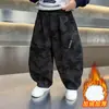 Calças de Trabalho Camufladas para Meninos Outono e Inverno Novo Estilo Calças Casuais Descoladas para Crianças Engrossadas com Veludo Calças Banana para Bebê