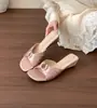 Primer encuentro: Sandalias de cuña con hebilla metálica plisada estilo francés color albaricoque claro para mujer, para uso exterior en verano con faldas, puntera abierta