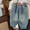 Pantalones vaqueros de estilo occidental para niñas, de primavera y otoño, con personalidad infantil, estilo coreano moderno, con dibujos animados rotos, para celebrar Internet, de moda y pierna ancha.