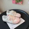 Zapatos blancos de diseño de nicho bordados dulces populares de otoño, zapatillas casuales versátiles planas y cómodas para mujer