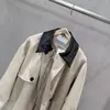Otoño/Invierno 2026 Gabardina Larga Minimalista de Alta Gama con Parches Cruzados, Patrón Tejido en Relieve y Cuello de PU con Cinturón Largo
