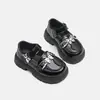 Sapatos Casuais Infantis com Solas Macias, Antiderrapantes, Tendência em Sapatos de Couro para Meninas Maiores, Nova Moda Primavera e Outono 2026 Design de Borboleta