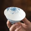 Taza Maestra de Ceniza de Planta de Fábrica Taza Individual Pintada a Mano Flor de Lirio Azul Taza Ondulada Cerámica Taza de Té Kung Fu Taza para Degustación de Té Grande