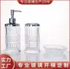 Fabricante produz frascos dispensadores de vidro transparente com listras verticais e formato de diamante para sabonete líquido, adequados para hotéis e banheiros residenciais