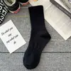 Calcetines de media pantorrilla para hombre para primavera y otoño, transpirables, absorbentes de sudor, antibacterianos, resistentes al olor, calcetines deportivos largos para jóvenes, calcetines de color liso