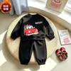 Nuevo conjunto de dos piezas 2026 para niños, con estampados de coches de dibujos animados en una sudadera y pantalones largos, disponible en varios colores y ofrecido para dropshipping
