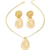 Conjunto de collar y aretes de tres piezas con textura geométrica plisada grande para mujer, simple y versátil