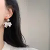 Brincos de Tarraxa Acrílicos Pérola Brilhante Elegantes Estilo Francês Retrô Parecendo Fadas Leve Luxo Moda de Ponta Versáteis para Mulheres