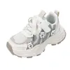 Zapatillas para Niñas 2026 Otoño Nuevo Modelo Versátiles Zapatos Casuales para Niñas Malla Infantil Transpirable Suela Suave Zapatos de Papá Modernos