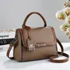 Bolsa feminina vintage 2026 nova coleção primavera-verão, bolsa pequena de luxo leve estilo Hong Kong, bolsa quadrada pequena de ombro único transversal com alça larga estilosa