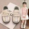 Zapatos infantiles Forrest Gump de suela blanda, nueva colección otoño 2026: zapatillas de entrenamiento alemanas de moda para niñas, y zapatillas de correr de moda con bloques de color para niños
