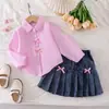 26 Niñas de comercio exterior primavera y otoño nuevo conjunto rosa + falda plisada de mezclilla retro, estilo preppy, moderno y elegante