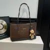 Bolso de hombro tipo tote de gran capacidad, de alto valor, nicho, de moda, con estampado de leopardo texturizado, patchwork, transfronterizo, europeo y americano, 2026