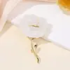 Broche de aleación y resina de rosa ecológico, moderno y dulce, broche simple versátil para ropa de mujer, venta al por mayor