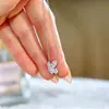 Colar com Pingente Dança da Borboleta Exquisito Transfronteiriço, Doce e Brilhante com Diamantes, Corrente para Clavícula de Luxo Leve, Venda Direta da Fábrica