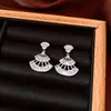 Pendientes de borla con flor de trébol de circonita vintage con un toque de alta gama, pendientes versátiles y de moda al por mayor