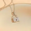 Nuevo Collar de Acero de Titanio para Mujer Lujo Ligero Temperamento Letra Perla Gargantilla Vintage Moda Colgante Cadena Clavícula Colección al por Mayor