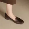 Mocassins macios de couro retrô estilo francês para mulheres, com salto grosso, design de calçar e estilo de corte baixo e bico raso, nova coleção outono 2026