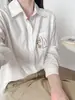 Camisa branca com bordado de gato estilo preppy para mulheres, manga longa, corte solto, top versátil estilo japonês, algodão puro, camisa básica para primavera e outono