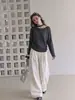 Elegante blusa de tricô com gola halter ombro a ombro e mangas compridas para mulheres, versátil e fashion, modeladora e valoriza a silhueta, adequada para usar no outono e inverno