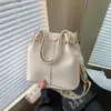 Bolsa de balde com alça de ombro larga em PU com padrão de lichia, couro macio, grande capacidade, transversal retrô, bolsa de ombro única da moda