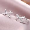 Pendientes de clip con incrustaciones de cobre, estilo europeo y americano, con circonitas brillantes y una cruz irregular.