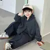Roupa de outono para meninos 2026 novas roupas estilosas e da moda para meninos pequenos, moda infantil primavera e outono conjunto de três peças