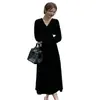Vestido Negro Pequeño de Estilo Francés Inspirado en Hepburn para Mujer, Vestido Negro de Terciopelo de Longitud Media para Otoño e Invierno con Escote en V