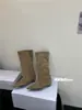 Primeiro encontro com as botas de cano alto de camurça bico fino da Ji Po, nova coleção outono/inverno 2026 feminina, estilo fivela de cinto retrô