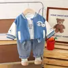 Traje de Primavera 2025 para Meninos Novo Estilo Traje de Primavera para Bebê Menino Traje de Baseball Urso Conjunto de Três Peças