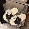Pantuflas planas de moda para el hogar combinadas con pantuflas grandes de algodón floral, estilo nuevo moderno con pedrería para interiores, falda ins 2026