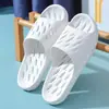 Chinelos de borracha para chuveiro de banheiro para homens, uso interno em casa no verão, à prova d'água, antiderrapantes, design oco, adequados para hotéis e dormitórios, também disponíveis para mulheres