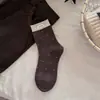 Calcetines retro franceses de lunares Maillard apilables para mujer, estilo primavera y otoño, con etiquetas de tela de color contrastante, calcetines de media pantorrilla combinados con zapatos pequeños de cuero