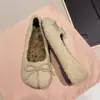 Sapatos Femininos para Pés Largos Pés Cheinhos 2026 Estilo Coreano Temperamento Tendência Primavera/Outono Novidade Sapatos Slip-on Sapatos Peludos Largos