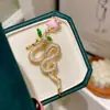 Broche Serpente em Buquê de Rosas, Acessório de Luxo de Alto Padrão para Roupas Femininas, Broche de Design de Nicho com Zircônia, Acessório para Terno