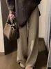 Calça de tricô grossa e substancial com um belo caimento
