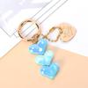 Llavero con colgante de coche con forma de corazón, cadena creativa con cuentas, accesorios pequeños y frescos para auriculares y bolsos.
