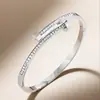 Popular Europeu e Americano Pulseira de Unha de Aço Titânio Dupla Face com Unha Incrustada com Diamantes Que Não Desbota e Versátil Pulseira de Aço Inoxidável Pulseira Atacado