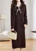 Nuevos estilos de otoño e invierno: elegantes vestidos de punto, capas base holgadas, bufandas de seda, vestidos de longitud media y abrigos y suéteres a juego para mujer