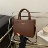 Bolso bandolera de hombro de gran capacidad con temperamento de moda popular de este año 2024, nuevo bolso cuadrado pequeño combinable para otoño e invierno, bolso de mujer
