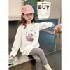 Camiseta de manga comprida para meninas 2026 primavera e outono nova estilosa camiseta básica de primavera infantil para crianças mais velhas, top de algodão puro com desenho