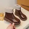 Botas Martin Forradas com Fleece para Meninas 2026 Outono/Inverno Novo Estilo Sola Macia Botas Curtas de Algodão Dupla Camada para Meninas, Botas de Couro Estilosas de Princesa para Crianças