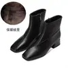 2026 Novas Botas de Cano Curto Femininas Outono/Inverno Superfície Macia Salto Grosso Bico Quadrado Zíper Lateral Mãe de Meia-Idade Botas de Couro Quentes com Veludo