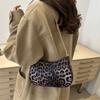 Bolsa de viagem com estampa de leopardo ocidental feminina 2025, nova moda europeia e americana, bolsa feminina com design de nicho, bolsa de ombro simples com axila